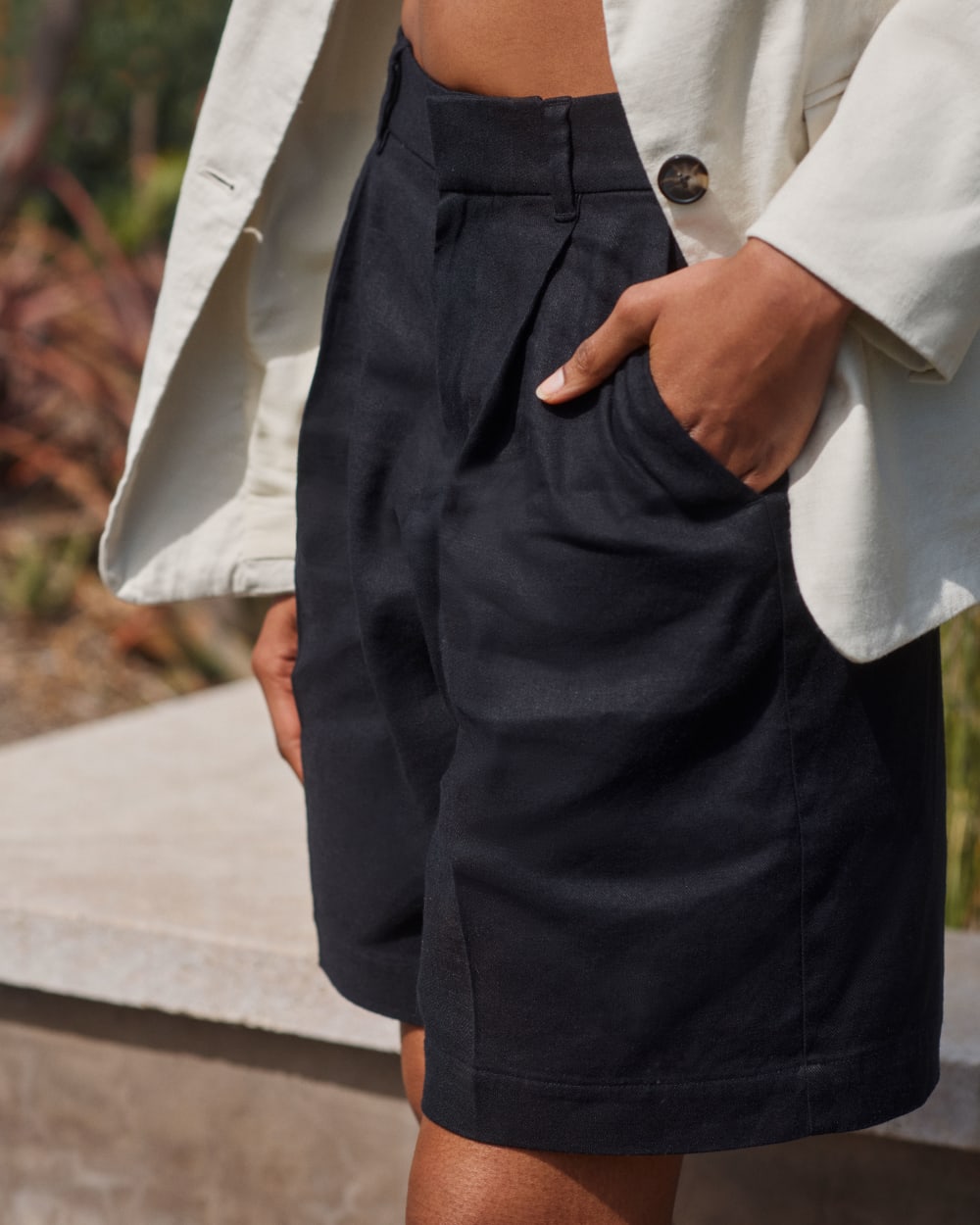 The Pleated Short in Stretch Linen | Black