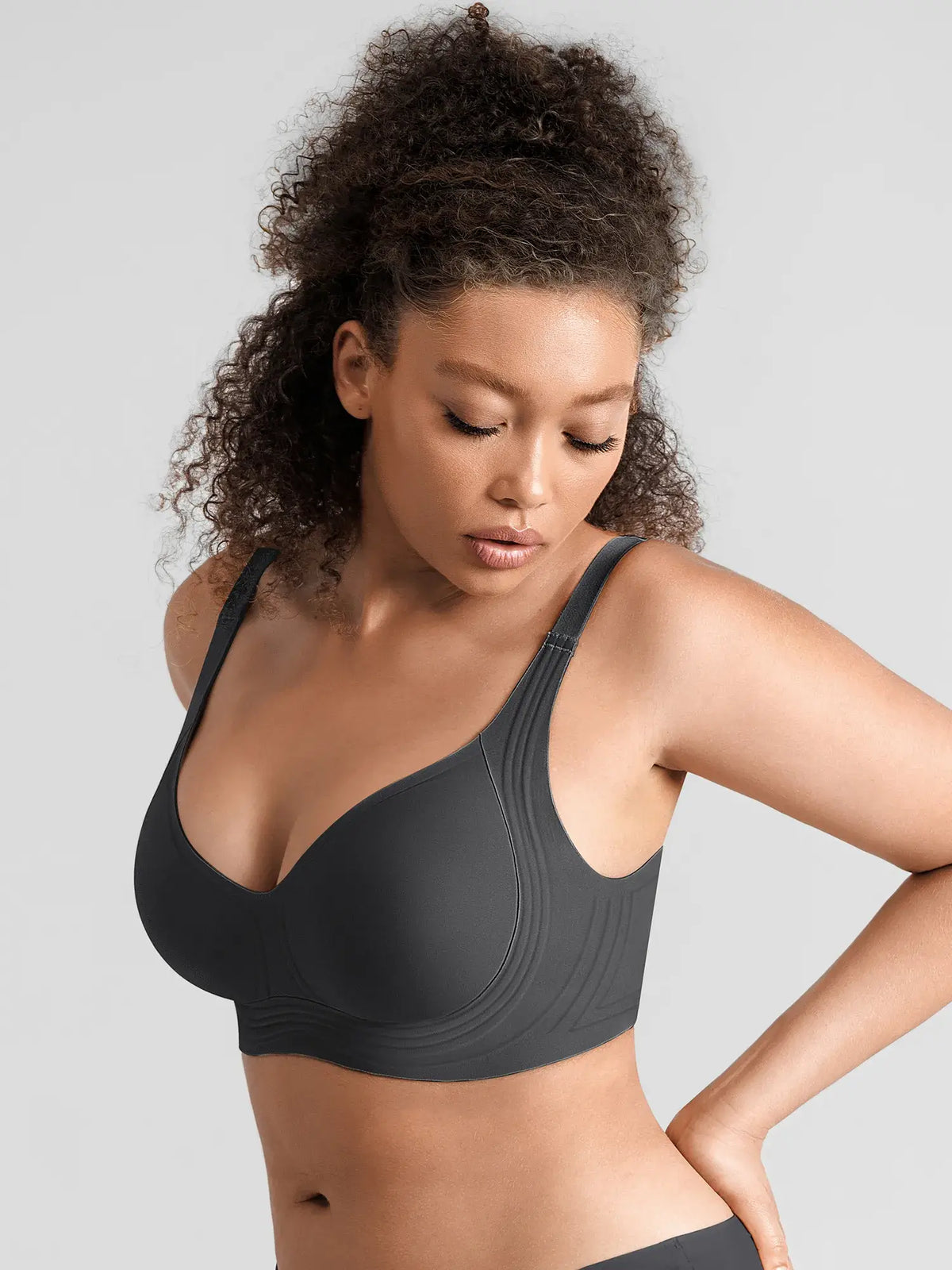Feelingirl Jelly-Support Seamless Comfort Bra with with wide side wings for smoothing, in Black.